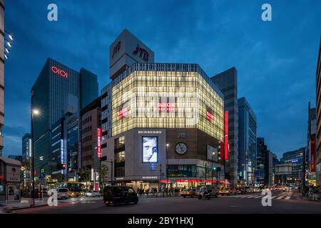 Tokio Japan 31. Oktober 2016 : Neon beleuchtete Geschäfte im Shinjuku Viertel von Tokio, Japan bei Dämmerung Stockfoto