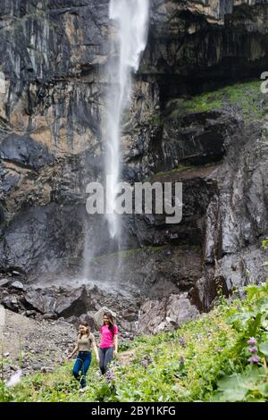 Zwei Wanderinnen wandern beim Belagorka Wasserfall im Sokuluk Tal des Chuy Oblast Kirgisistan, in der Nähe von Bischkek. Stockfoto