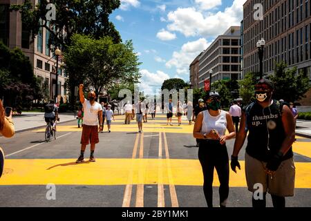 Demonstranten auf dem neu engagierten Black Lives Matter Plaza gegen den Mord an George Floyd durch die Polizei, Washington, DC, USA Stockfoto