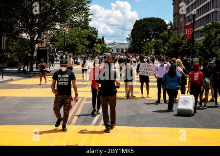 Demonstranten auf dem neu engagierten Black Lives Matter Plaza gegen den Mord an George Floyd durch die Polizei, Washington, DC, USA Stockfoto