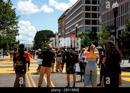 Demonstranten fotografieren auf dem neu gewidmeten Black Lives Matter Plaza gegen den Mord an George Floyd durch die Polizei in Washington, DC, USA Stockfoto