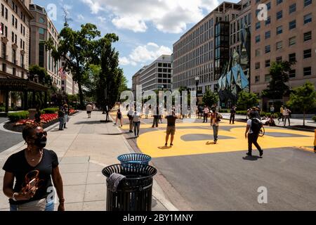 Demonstranten auf dem neu engagierten Black Lives Matter Plaza gegen den Mord an George Floyd durch die Polizei, Washington, DC, USA Stockfoto