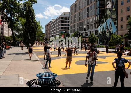 Demonstranten auf dem neu engagierten Black Lives Matter Plaza gegen den Mord an George Floyd durch die Polizei, Washington, DC, USA Stockfoto