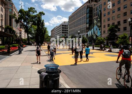 Demonstranten auf dem neu engagierten Black Lives Matter Plaza gegen den Mord an George Floyd durch die Polizei, Washington, DC, USA Stockfoto