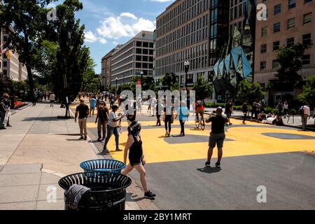 Demonstranten auf dem neu engagierten Black Lives Matter Plaza gegen den Mord an George Floyd durch die Polizei, Washington, DC, USA Stockfoto