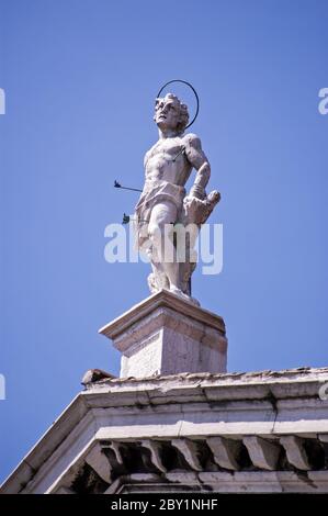 Statue des christlichen Märtyrers Sebastian. Mit Pfeilen geschossen, auf der Chiesa di San Sebastiano, Venedig, Italien. Stockfoto