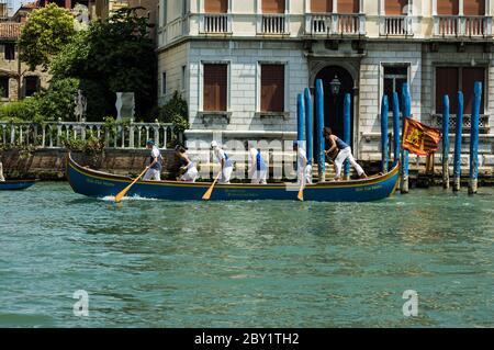 Venedig, Italien - 12. Juni 2011: Die Ruderer fahren am 12 2011. Juni in der Vogalonga Regatta von Venedig entlang des Canal Grande. Über tausend Boote nehmen Teil Stockfoto