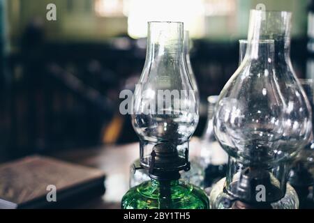 Nahaufnahme von noch in gutem Zustand alten Kerosin-Lampen. Selektiver Fokus. Speicherplatz kopieren. Stockfoto