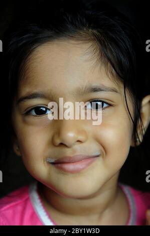 Mumbai, Maharashtra, Indien, Asien, Mai. 25, 2015 - Porträt von vier Jahre alt niedlichen kleinen indischen / asiatischen Mädchen mit Milch Schnurrbart, gesundes Konzept Stockfoto