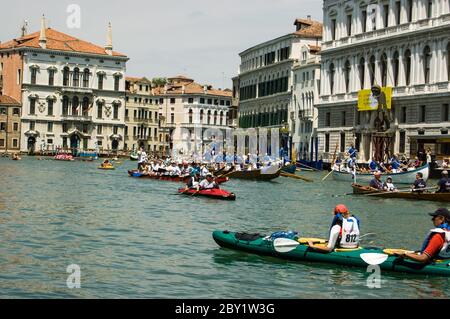 Venedig, Italien - 12. Juni 2011: Kleine Boote fahren am 12 2011. Juni in der Vogalonga Regatta von Venedig entlang des Canal Grande. Über tausend Sportler und Stockfoto