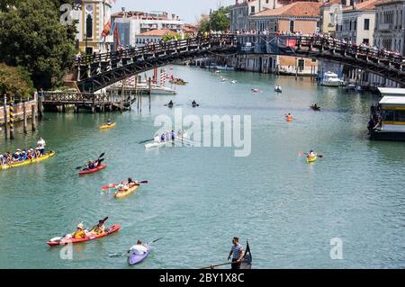 Venedig, Italien - 12. Juni 2011: Der Canal Grande ist voll mit kleinen Booten, da Sportler an der jährlichen Vogalonga Regatta in Venedig teilnehmen. Stockfoto