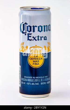 Calgary, Alberta, Kanada. 08. Juni 2020. Eine isolierte Corona Extra Bierkant auf weißem Hintergrund Stockfoto