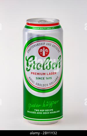 Calgary, Alberta, Kanada. 08. Juni 2020. Eine isolierte Grolsch Tallboy Bierkänsche auf weißem Hintergrund. Stockfoto