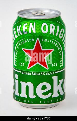 Calgary, Alberta, Kanada. 08. Juni 2020. Eine isolierte Heineken Bierkrug auf weißem Hintergrund. Stockfoto