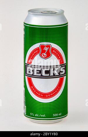 Calgary, Alberta, Kanada. 08. Juni 2020. Eine isolierte Beck's Tallboy Bierkänsche auf weißem Hintergrund. Stockfoto