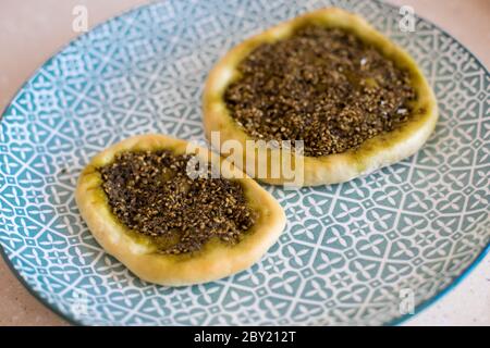Nahaufnahme von Manaqish b'il Za'atar, einem beliebten leventinischen Gericht, das allgemein der arabischen Küche zugeschrieben wird. Stockfoto