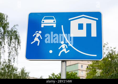 Wohngebiet Zeichen in der Stadt. Gesetze, Vorschriften und Einschränkungen. Städtische Umwelt Stockfoto