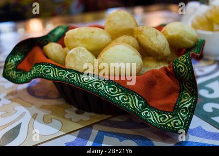 Nahaufnahme von Borsook, einem beliebten zentralasiatischen Gericht, das häufig der kirgisischen Küche zugeschrieben wird, im beliebten Restaurant Chakana Navat in Bischkek. Stockfoto