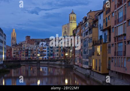 alte Stadt von Girona in der Nacht, Spanien Stockfoto