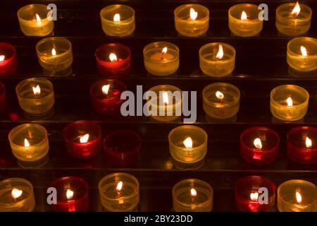 Lange Anzahl von Kerzen Stockfoto