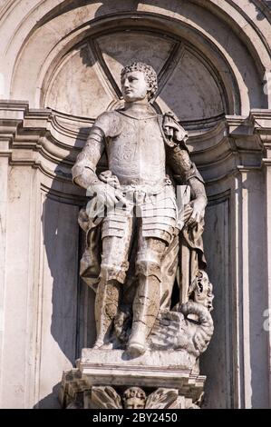 Steinstatue des ehemaligen schutzheiligen von Venedig, des Heiligen Theodore. Auf dem Drachen stehend, soll er getötet haben. Fassade von Santa Maria d Stockfoto