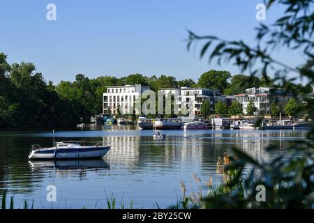 Berlin, Deutschland. Juni 2020. Blick auf Wohnhäuser und Boote über den Rummelsburger See zur Wasserstadt Stralau auf der Halbinsel Stralau. Die Halbinsel Stralau, die früher stark industrialisiert wurde, wurde anlässlich der Expo 2000 mit über 5000 Wohnungen und 500,000 Quadratmetern Büro- und Gewerbefläche errichtet und mit Parks gestaltet. Quelle: Jens Kalaene/dpa-Zentralbild/ZB/dpa/Alamy Live News Stockfoto