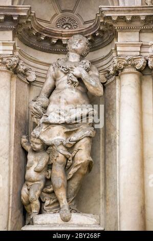 Klassische Statue von Mutter und Kind. Fassade der barocken Scalzi Kirche in Cannaregio, Venedig. Statue auf öffentlichen Display über 200 Jahr Stockfoto