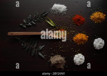 Schön garniert Lebensmittel Zutaten auf der Tischplatte gehören verschiedene Gewürze wie kühl, Zitrone, Curry Blätter, Ingwer, Knoblauch, Garnelen, Löffel etc. Stockfoto