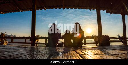 Ban Chobo Stammesdorf mit grünen Berghäusern und schönen Nebel, blauer Himmel Pang Mapha District, Mae Hong Son Provinz, Nord-Thailand Stockfoto