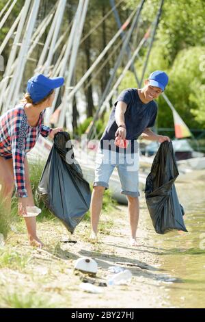 Eine Gruppe Freiwilliger, die Müll am Strand aufräumen Stockfoto