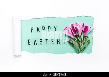 Kreatives Layout aus zerrissenen Loch, Worte Happy Easter und lila Blumen. Frohe ostern Grußkarte. Stockfoto
