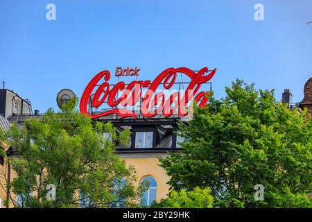 Stockholm, Schweden - August 27 2017: Großes klassisches Getränk Coca Cola Werbeschild in schwedischer Sprache auf einem Gebäude in Slussen im Zentrum von Stockholm Stockfoto