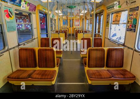 Stockholm, Schweden - 28. August 2017: Innenraum eines alten Stil leeres Auto der Stadt U-Bahn oder Tunnelbana an einem Bahnsteig auf Ropsten Station Stockfoto