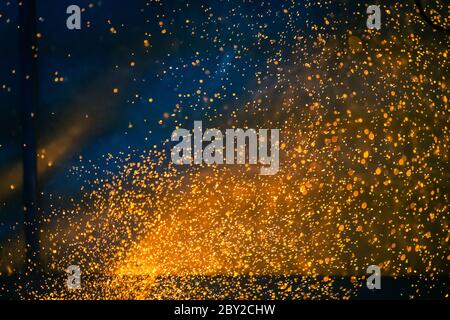 Flamme und Feuerfunke mit Bokeh auf dunklem abstraktem Hintergrund Stockfoto