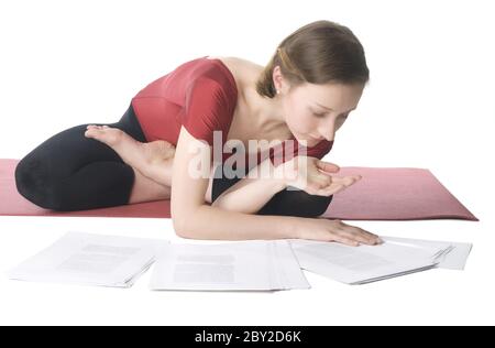 Junge Frau in Sportkleidung mit Dokumenten arbeiten Stockfoto