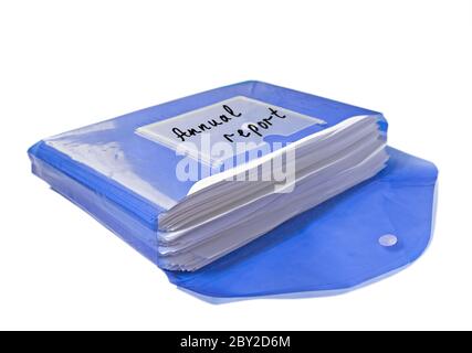 Kunststoffumschlag mit viel Papier, isoliert über Weiß Stockfoto