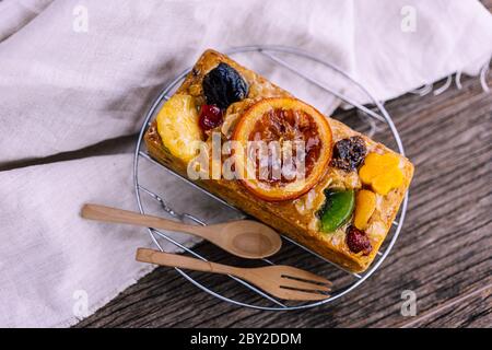 Frischer hausgemachter Obstkuchen mit saftigem kandierten Obsttopf Stockfoto