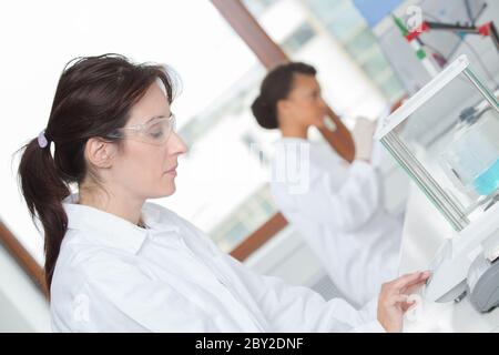 Eine Frau aus der Wissenschaft im Labor Stockfoto