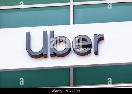 21. Mai 2020 Sunnyvale / CA / USA - Nahaufnahme des Uber-Logos in den Büros im Silicon Valley; Uber Technologies, Inc. Ist ein amerikanischer multinationaler Konzern Stockfoto