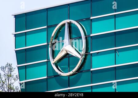 21. Mai 2020 Sunnyvale / CA / USA - Mercedes Emblem auf der Fassade ihres Mercedes-Benz Research & Development North America Corporate offi Stockfoto