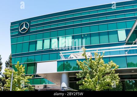 21. Mai 2020 Sunnyvale / CA / USA - Mercedes-Benz Research & Development Nordamerika Konzernzentrale im Silicon Valley, mit dem Firmenzeichen des Unternehmens Stockfoto