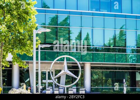 21. Mai 2020 Sunnyvale / CA / USA - Mercedes-Benz Research & Development Nordamerika Konzernzentrale im Silicon Valley, mit dem Firmenzeichen des Unternehmens Stockfoto