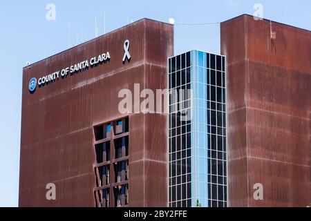 20. Mai 2020 San Jose / CA / USA - Grafschaft Santa Clara Gebäude Gehäuse einige seiner Agenturen und Dienstleistungen Stockfoto