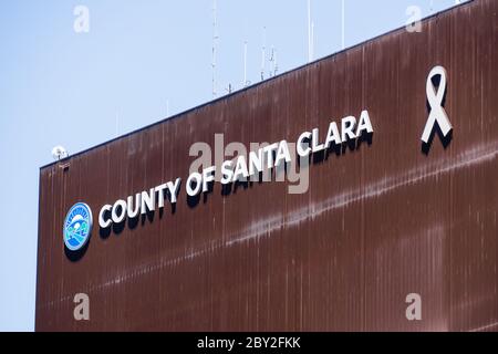 20. Mai 2020 San Jose / CA / USA - County of Santa Clara Schild an der Fassade eines Gebäudes Gehäuse einige seiner Agenturen und Dienstleistungen Stockfoto