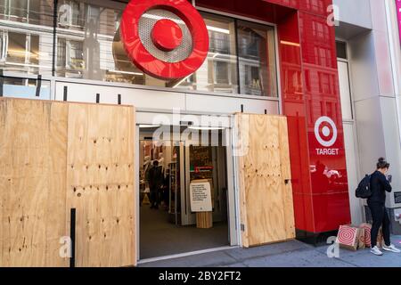 New York, Usa. Juni 2020. Eine Frau mit Einkaufstaschen steht am ersten Tag der Wiedereröffnung am Herald Square bei einem offenen Target-Store.New York City geht in die Phase 1 eines vierteiligen Wiedereröffnungsplans, nachdem er mehr als zwei Monate unter Sperrzeit verbracht hat. New York City ist die letzte Region im Staat, die ihre Wirtschaft wieder aufmacht. Quelle: SOPA Images Limited/Alamy Live News Stockfoto