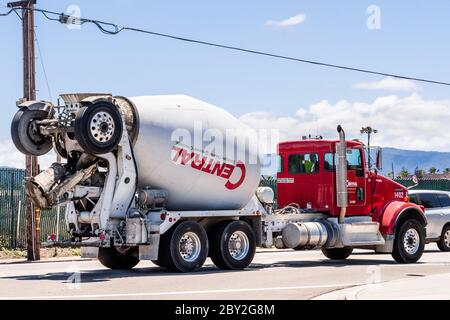 20. Mai 2020 San Jose / CA / USA - zentraler Betonmischer, der Zement zur Baustelle transportiert; Central Concrete Supply Company ist ein Sub Stockfoto