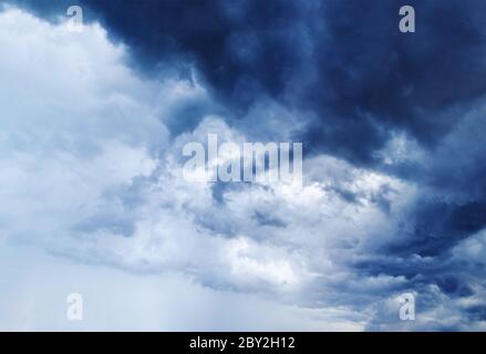 Stürmisch bewölktes Himmel Panorama, dunkelblaue Gewitterwolken, weiße flauschige Cumulus Wolken Nahaufnahme, regnerisches Gewitterlandschaft, trübes Schlechtes Wetter, Himmel Stockfoto