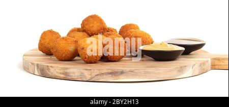 Holländischer traditioneller Snack Bitterbal auf einem Servierbrett, isoliert Stockfoto