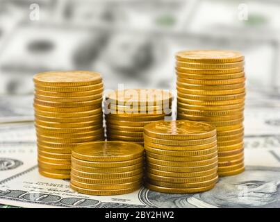 Stapel von Münzen auf Geld Stockfoto