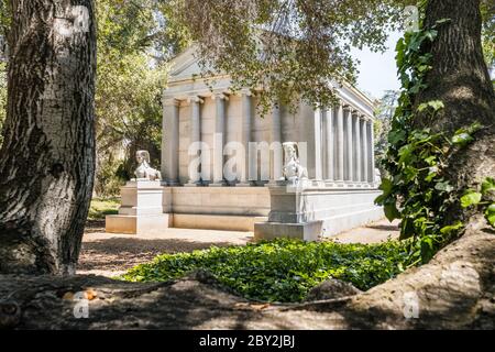 15. Mai 2020 Stanford / CA / USA - Rückansicht des Stanford Mausoleums auf dem Gelände der Stanford University, eingerahmt von großen Eichen Stockfoto